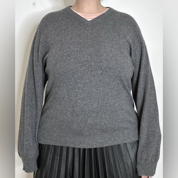 Oliver Perry V Neck Cashmere Sweater - Picture 3 of 5